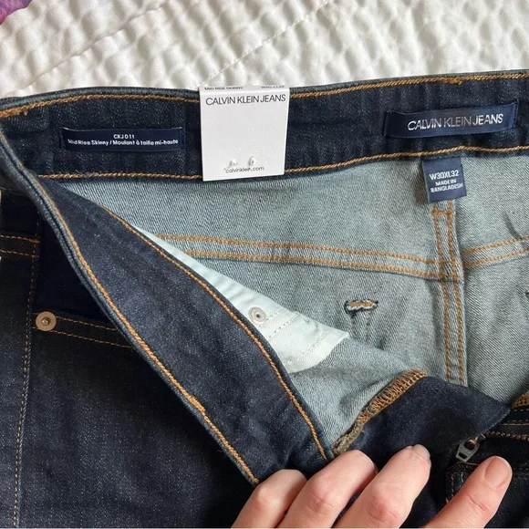 NWT- Calvin Klein Jeans- Mid Rise Skinny Dark Wash Jeans- 30x32 - Picture 8 of 11